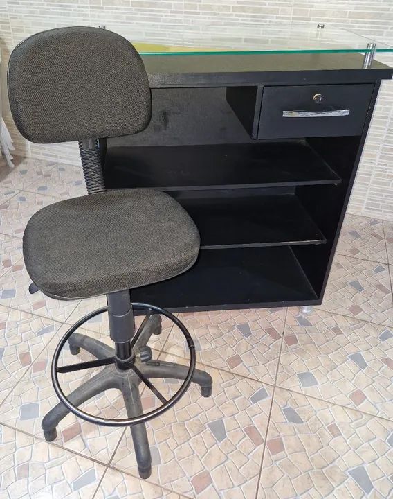 Mesa de recepção Preta com Tampo de Vidro. 