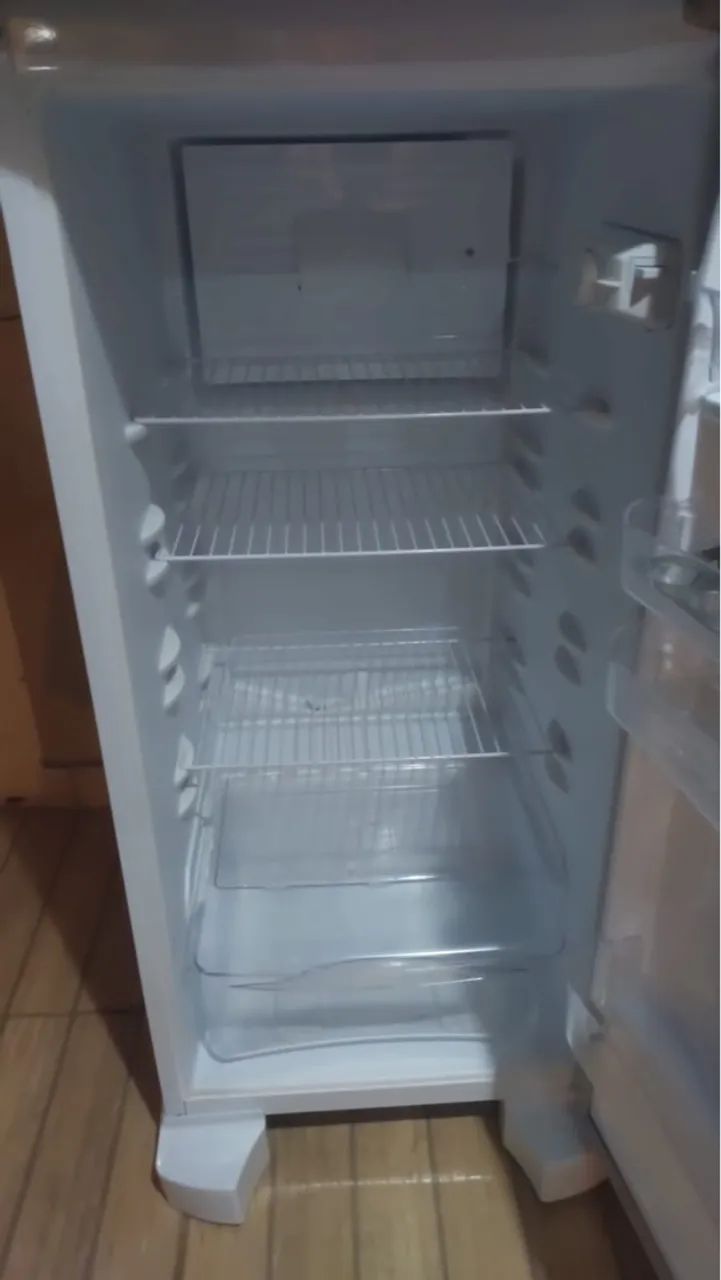 Geladeira semi nova e pequena, ideal para apartamento!