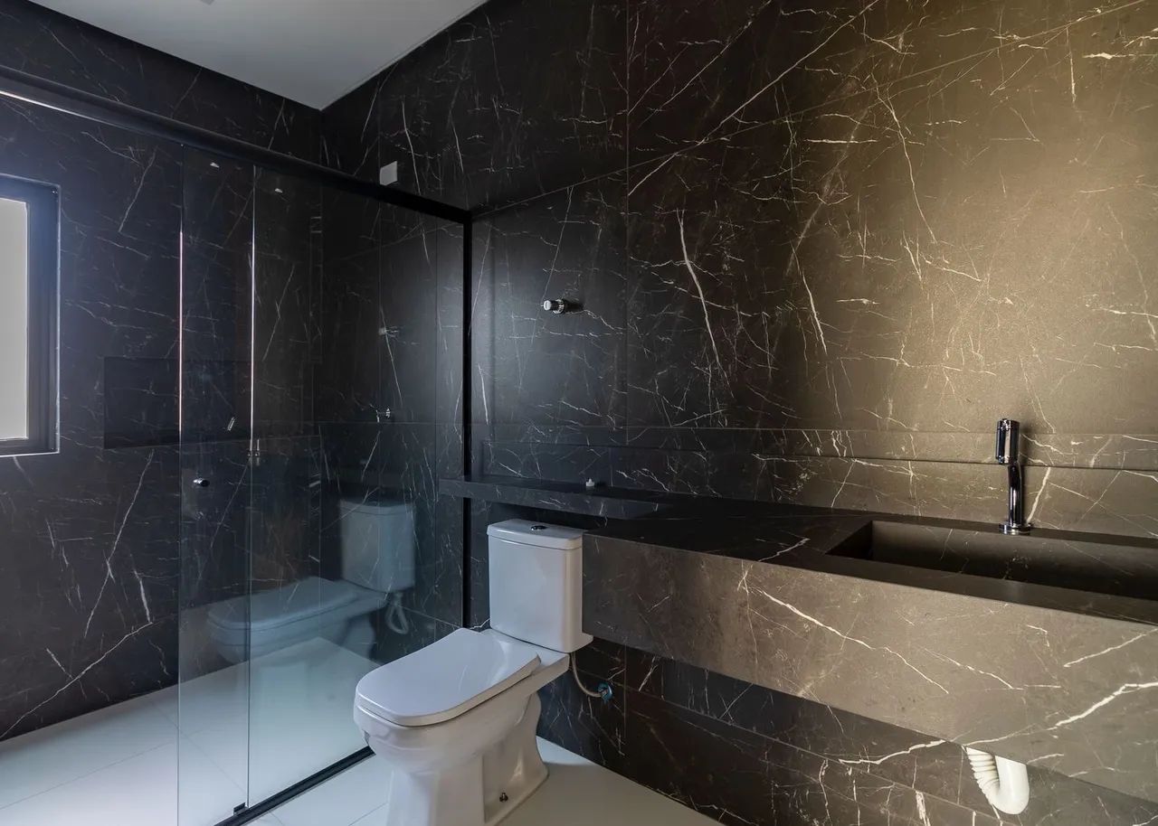  Luxuosa Casa pronta com 4 Suítes e Área Gourmet no Condomínio Terras Alpha - 271m²  - Foto 2