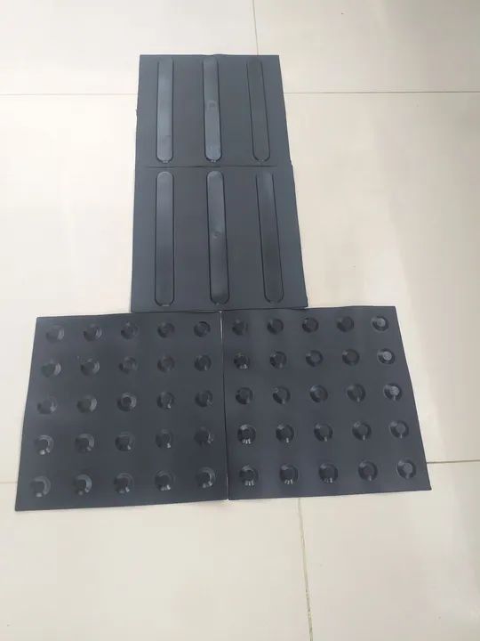Piso tátil alerta e direcional 25x25  kit c/ 10 unidades cor preto - Foto 3