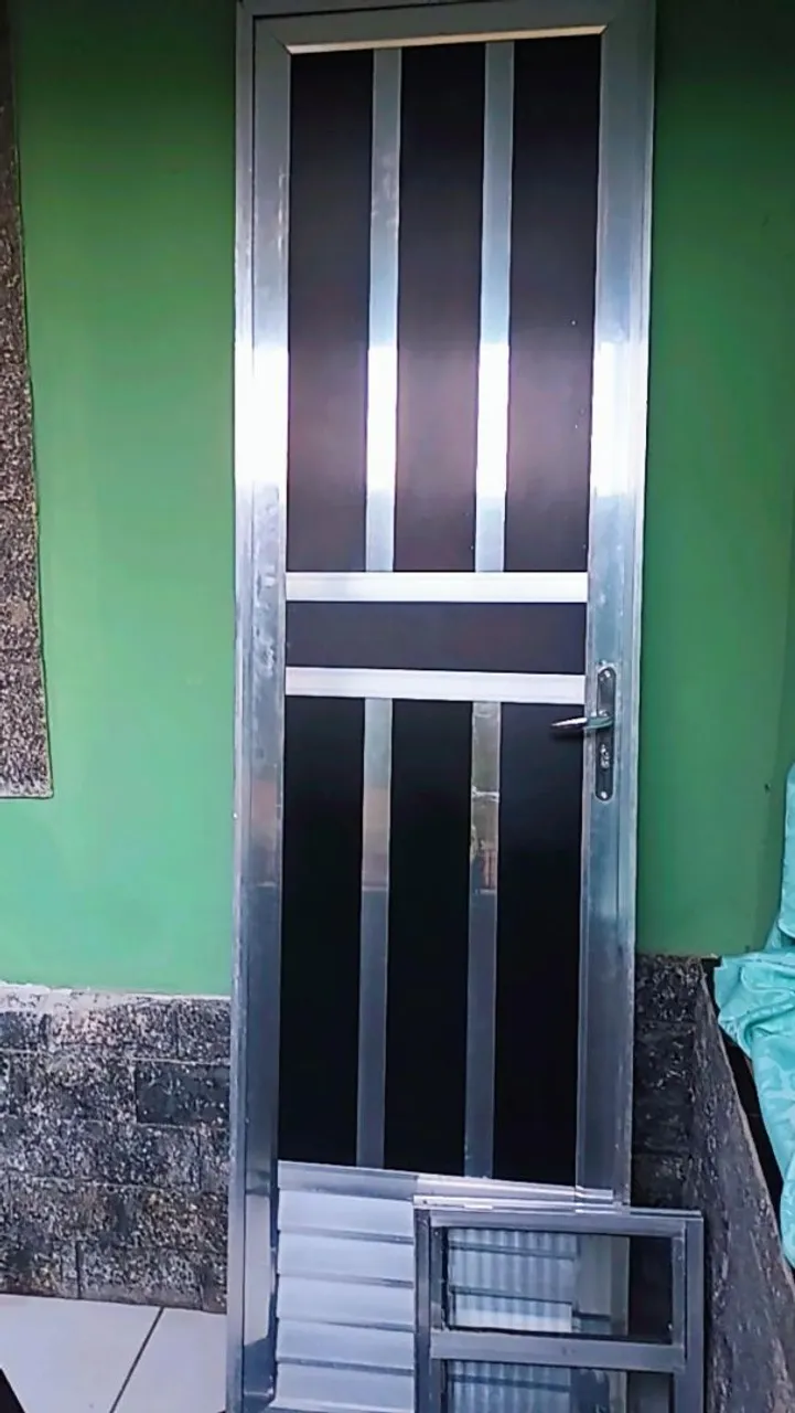 Porta de alumínio para banheiro,com película preta
