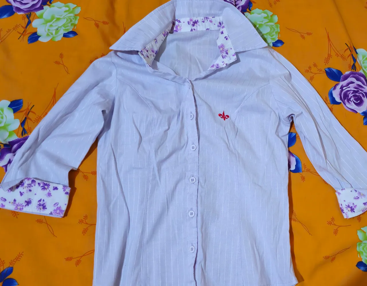 Camisa Feminina Lilás com Detalhes Florais