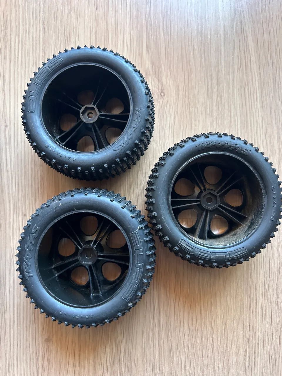 Jogo pneu Traxxas Jatto 3.3  - Foto 4