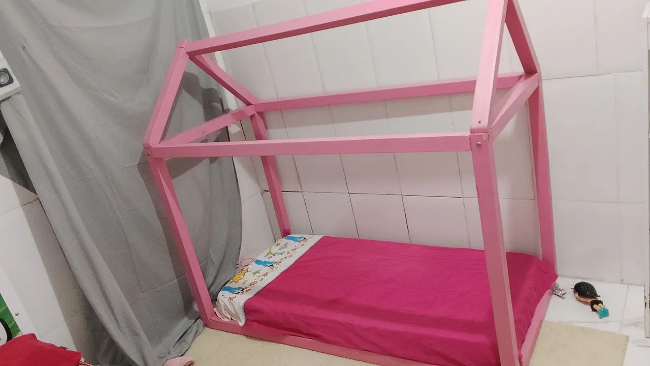 Cama montessoriana rosa