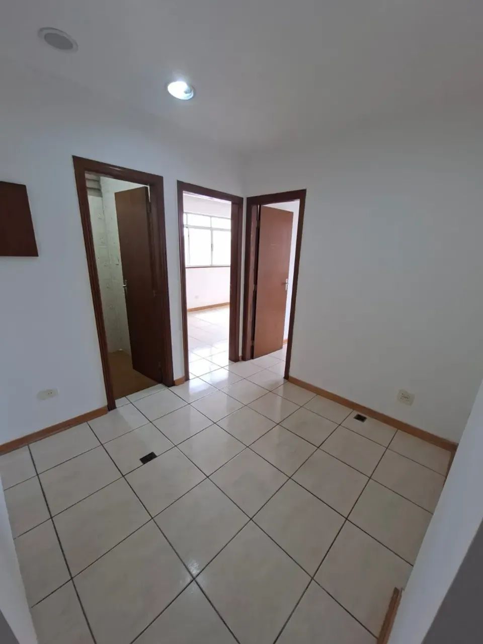 Sala comercial com 02 salas, recepção, wc e copa no Embaré em Santos/SP