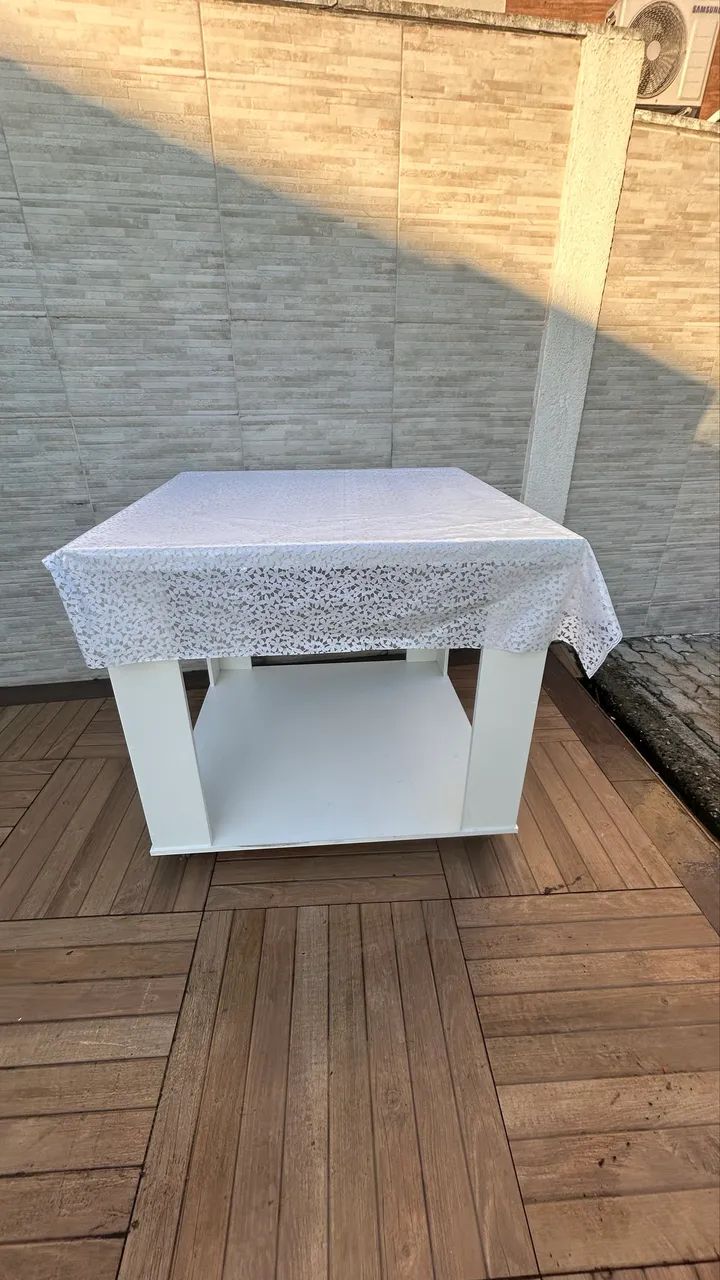 Mesa de Centro/Expositora Quadrada em MDF Reforçado com Rodinhas - 1m x 1m - Foto 3