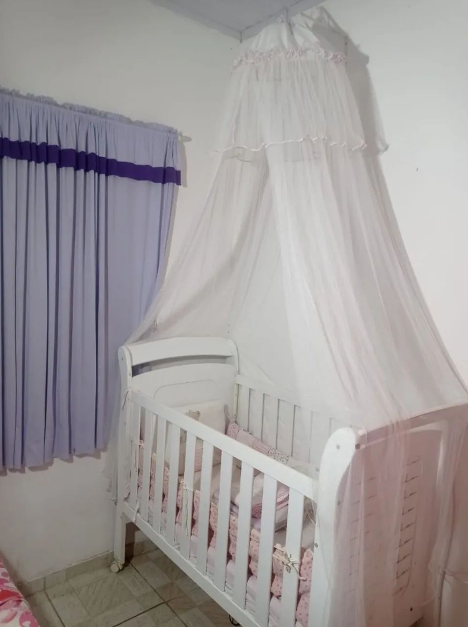 Lindo berço com colchão mosquiteiro e protetorsemi novo  - Foto 3