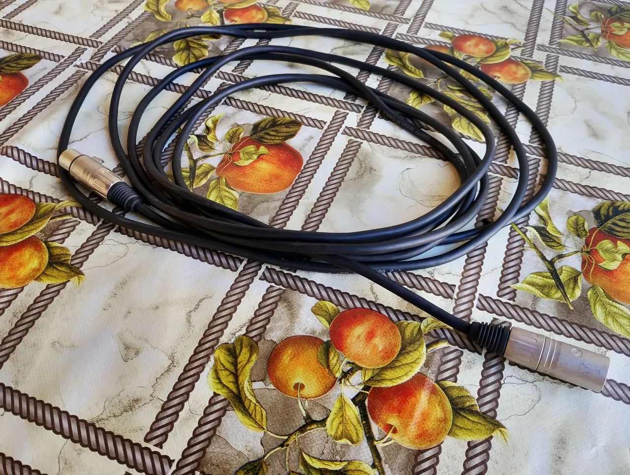 Cabo de microfone e mesa de som 