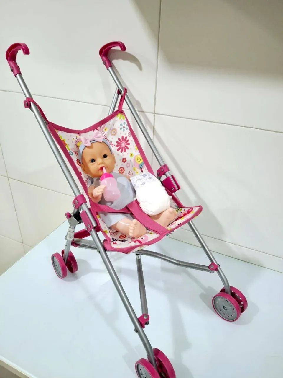 Carrinho de boneca com Boneca 