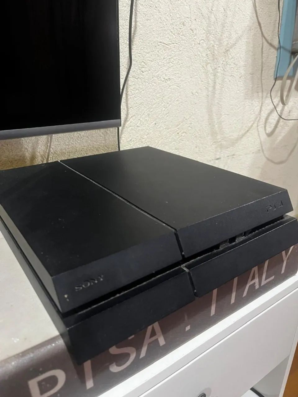 ps4 com jogos dualshock e cabos