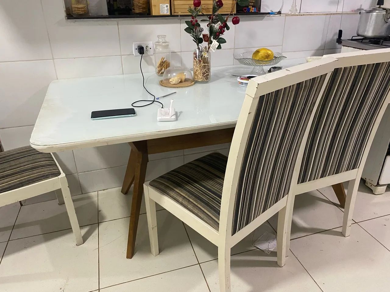 Mesa + sofá retrátil + 3 cadeiras  - Foto 2