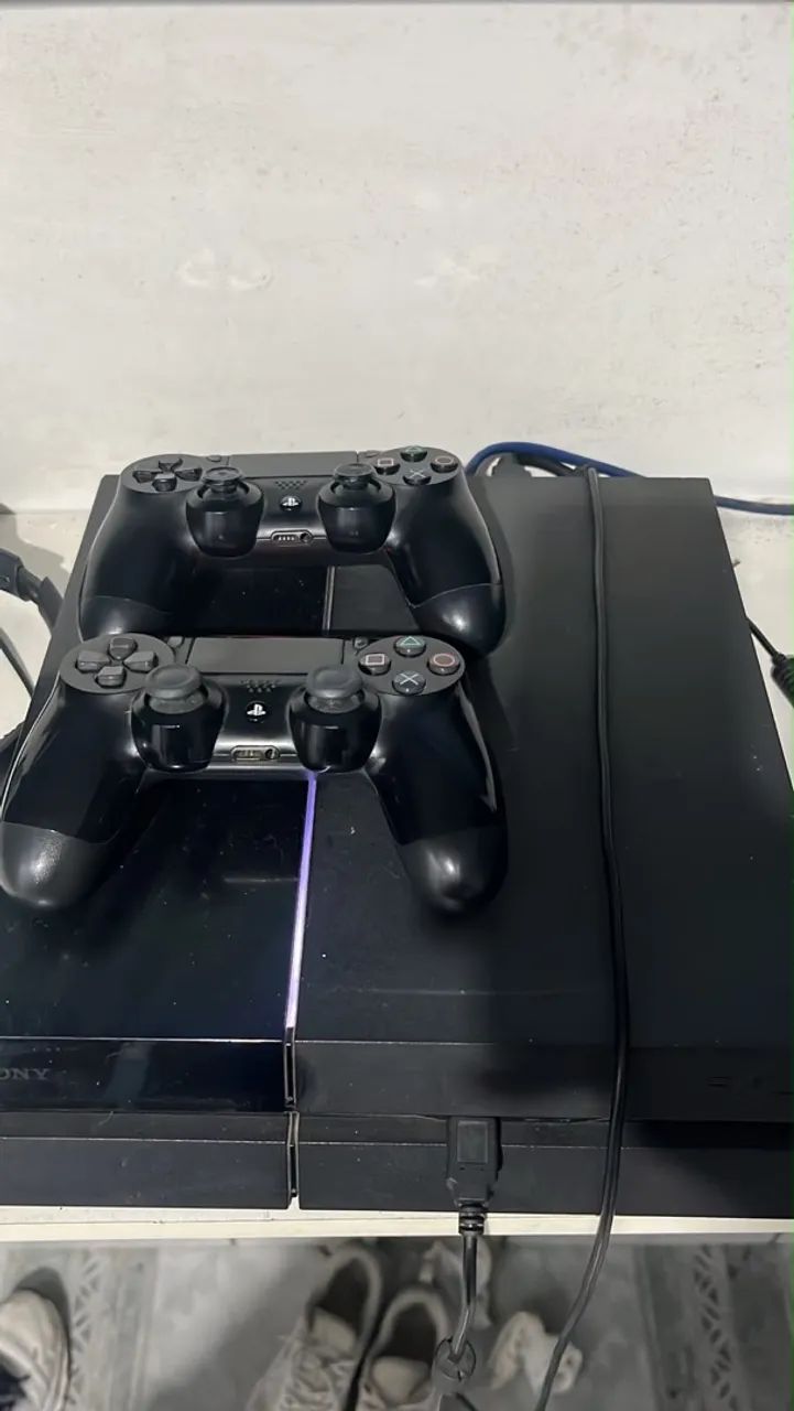 PlayStation 4 com 2 controles