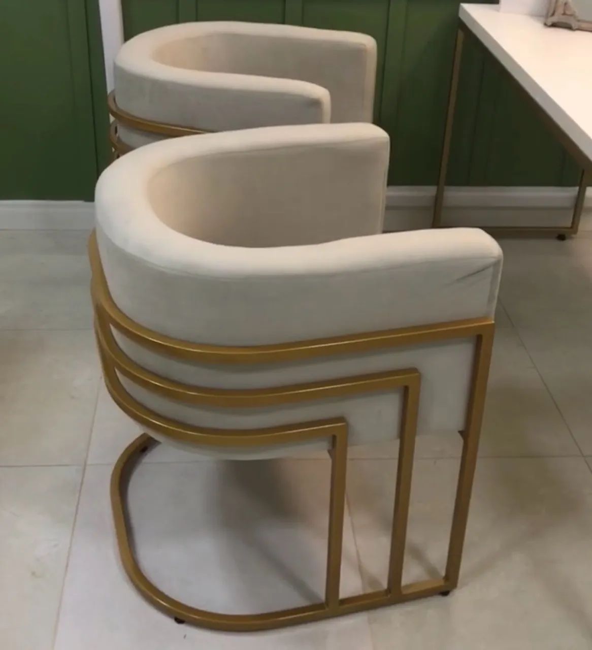 2 poltronas base dourada