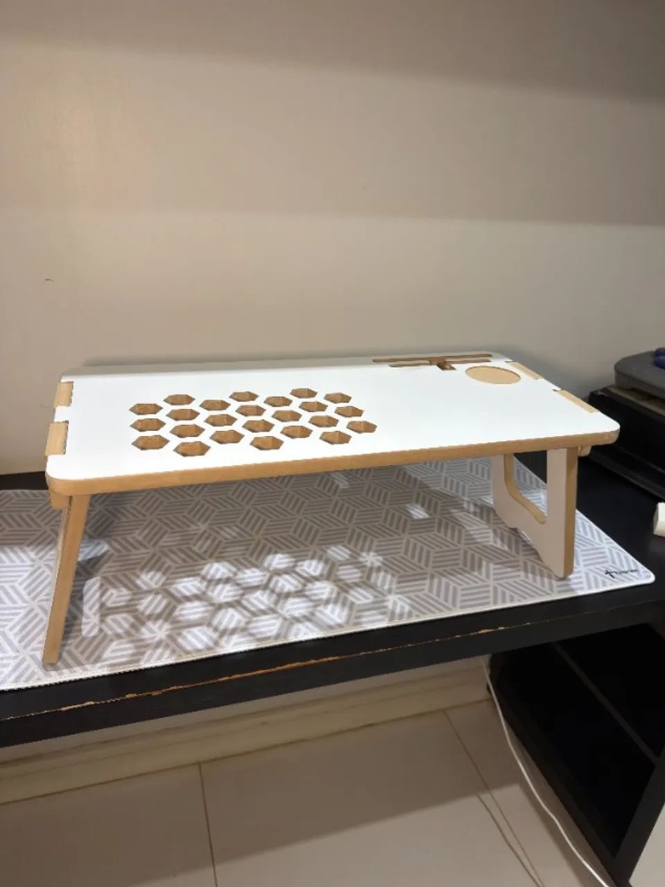 Mesa Dobrável para Notebook na Cama em MDF com Porta-Copos