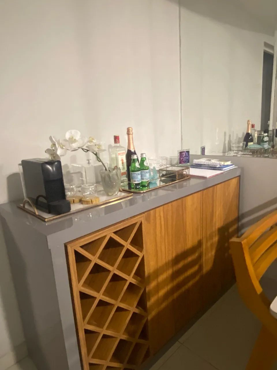 Buffet com adega e espelho novo