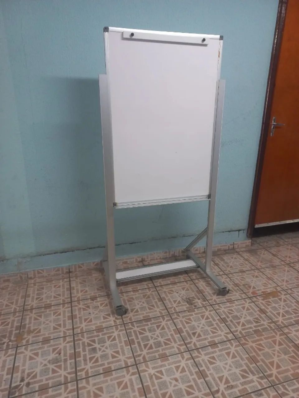 Cavalete Flip Chart Magnético em Alumínio com Rodas Branco - Foto 4
