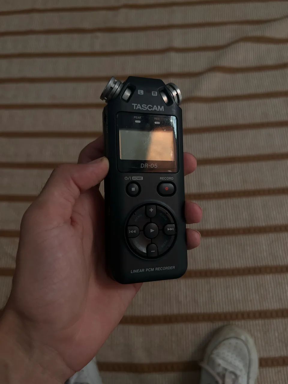 Gravador de áudio digital USB com interface estéreo Tascam DR05x, cor preta