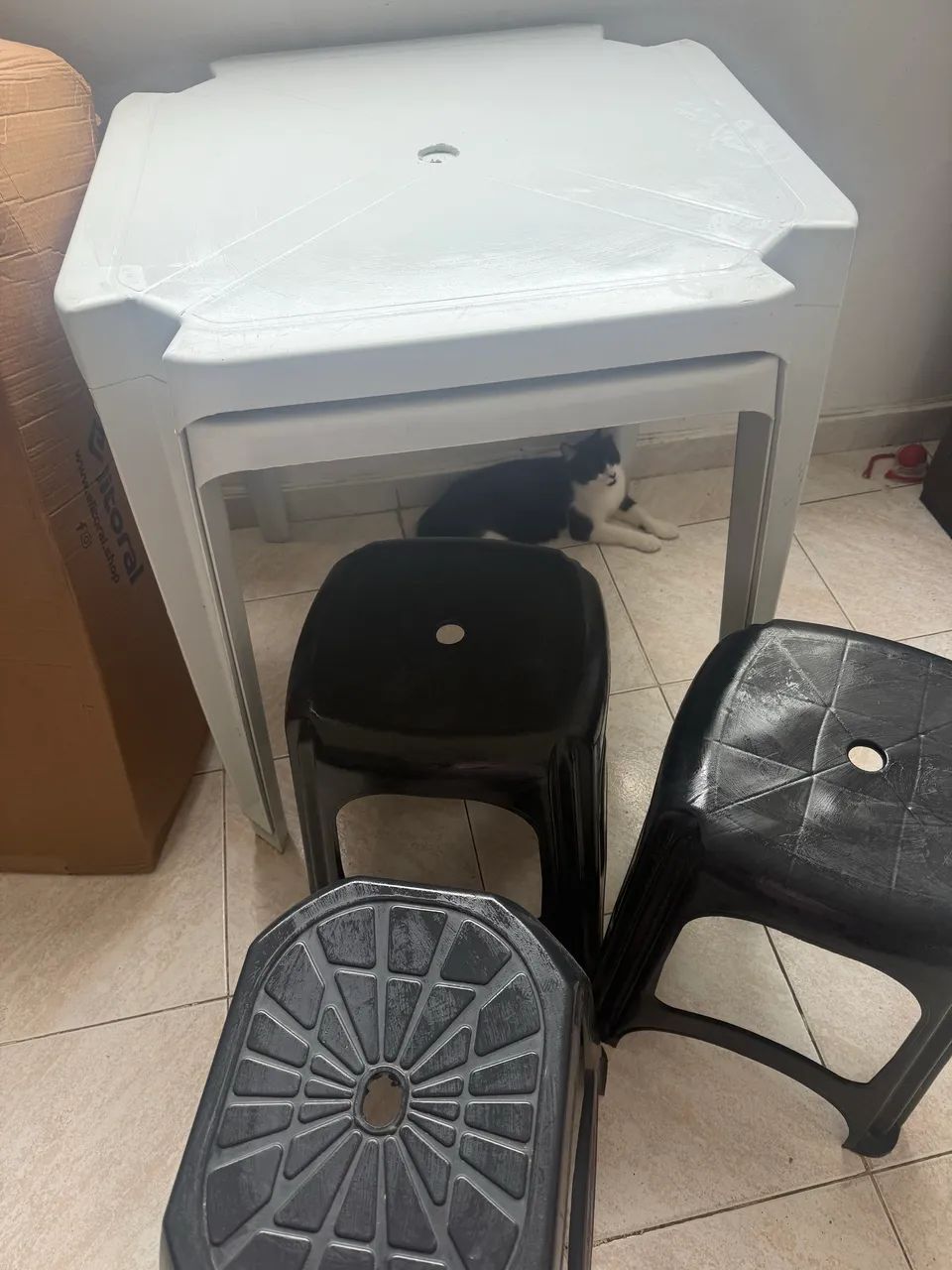 Vendo uma mesa com três bancos 