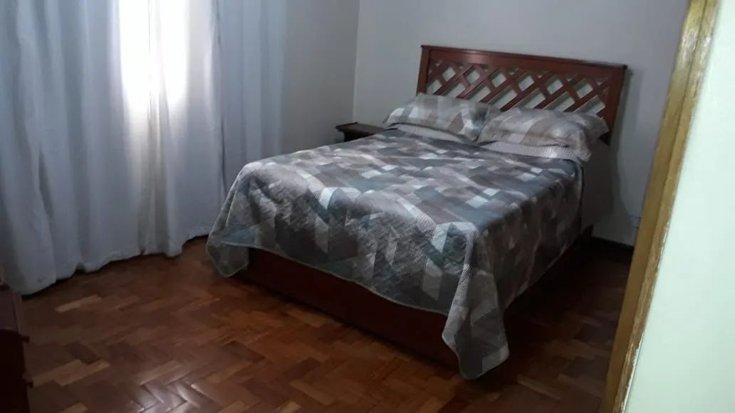Cama de casal em madeira