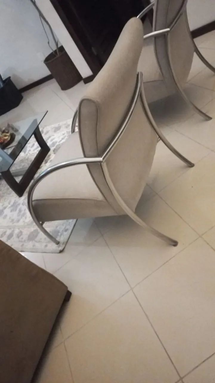 Poltrona de linho encomenda com design moderno em ótimo estado - Foto 2