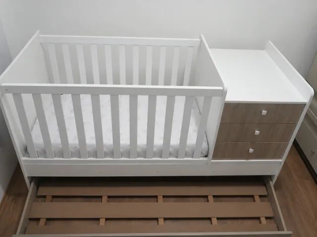 Berço Multifuncional com Cômoda Integrada, Cama Auxiliar e Colchão - Foto 2