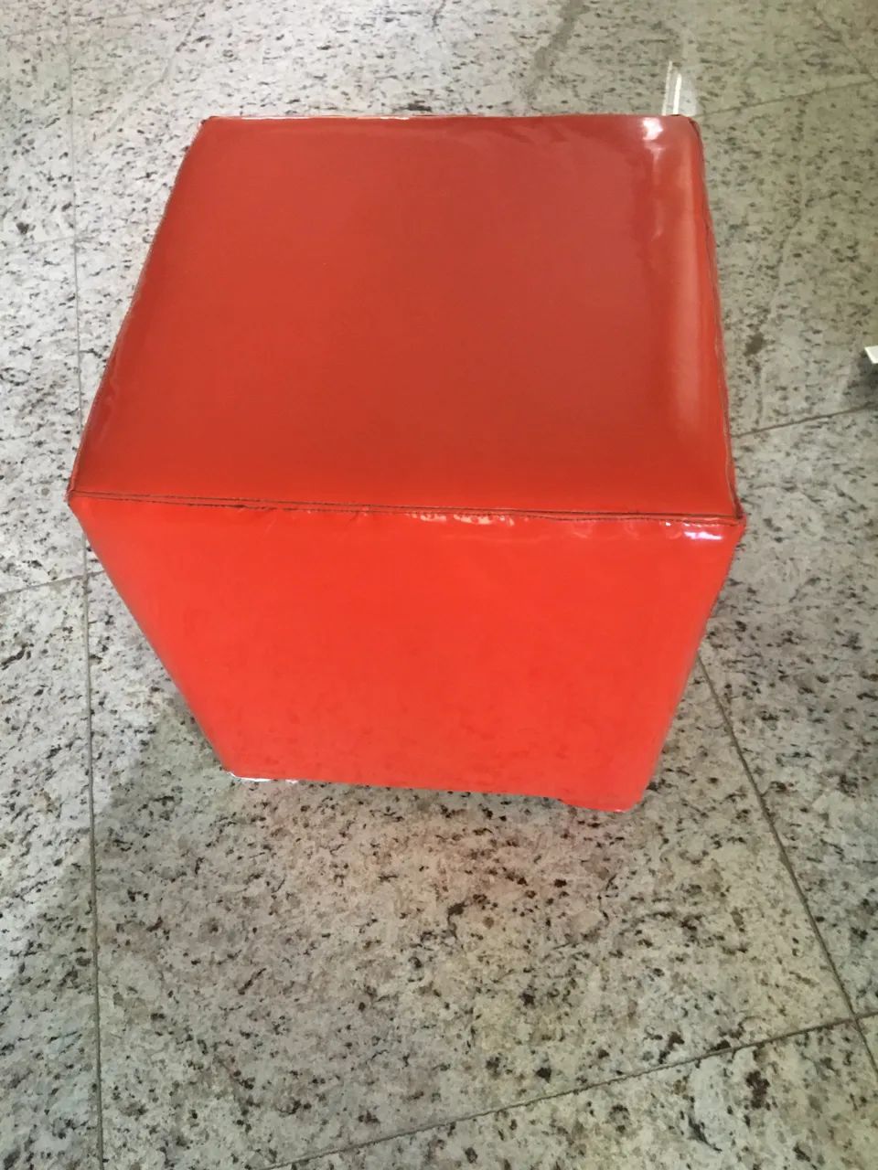 Compre uma cadeira e ganhe um pufe. - Foto 2