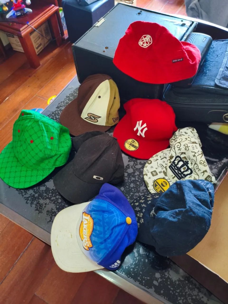 Kit com 8 Bonés e Chapéus Usados - Multimarcas (Lakers, Yankees, etc) - Foto 2