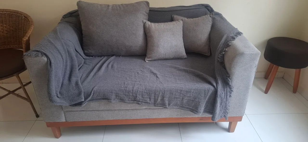 Sofa, kit poltrona, rack e mesa 