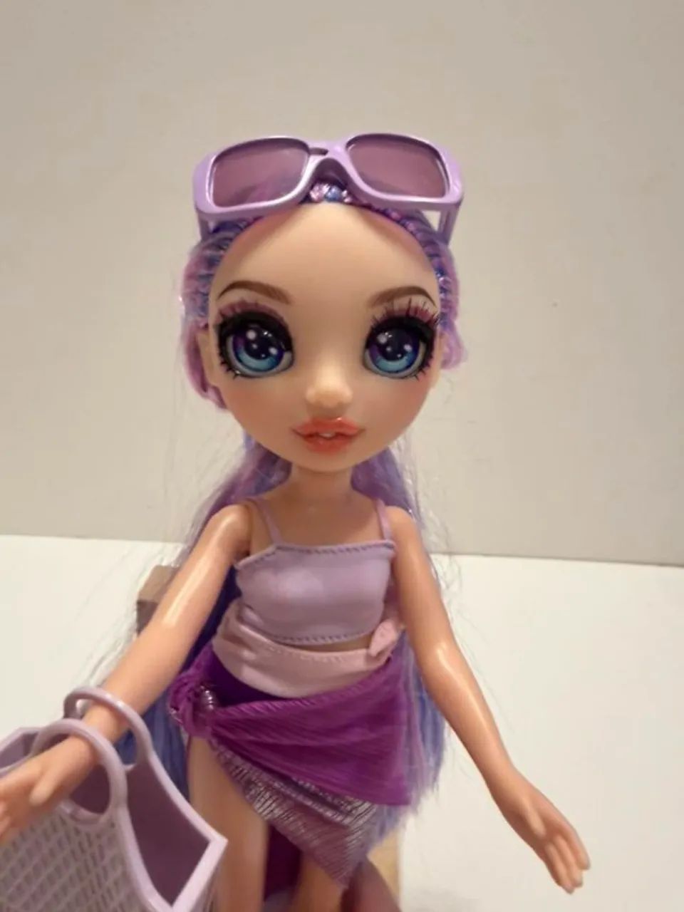  BONECA RAINBOW HIGH SWIM & STYLE DOLL VIOLET PURPLE  - Foto 3