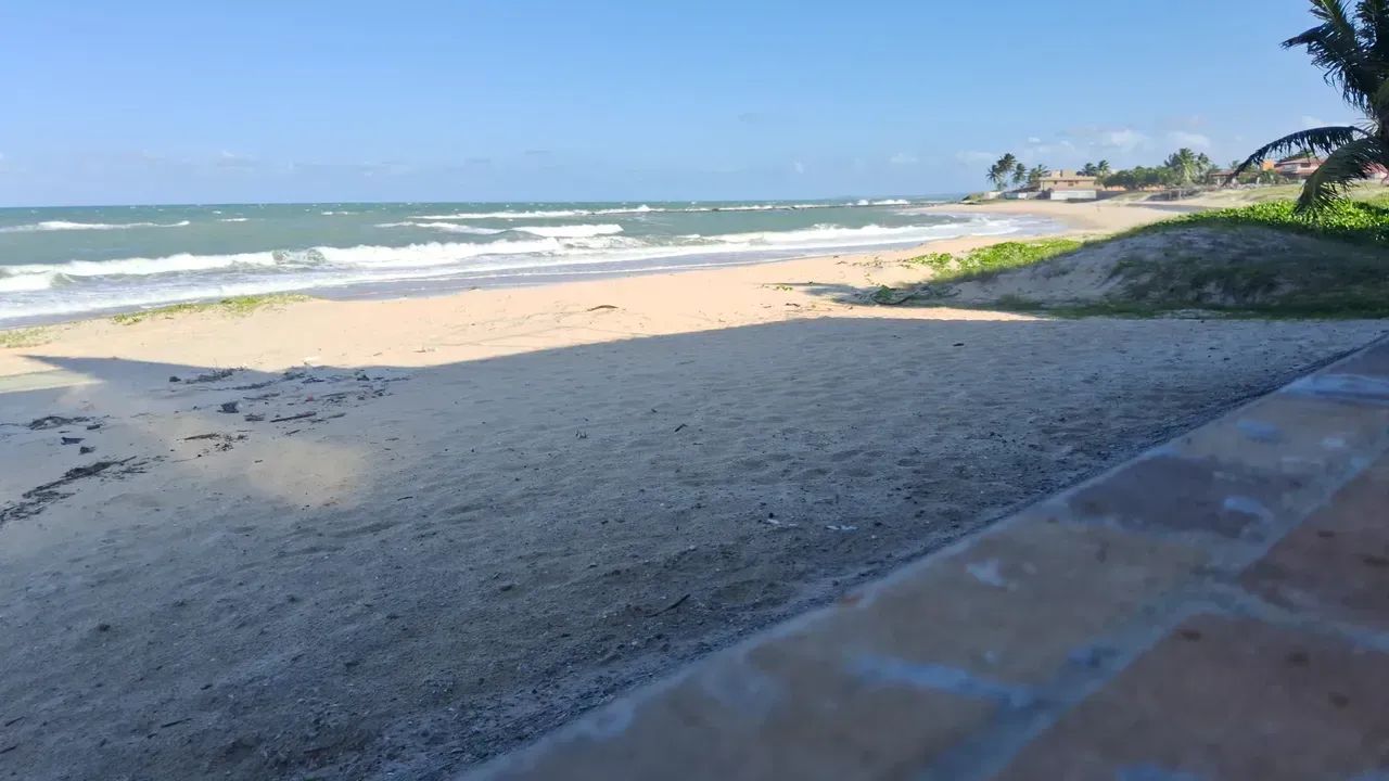 Casa com 4 suítes, cond., beira mar na praia de Tabatinga