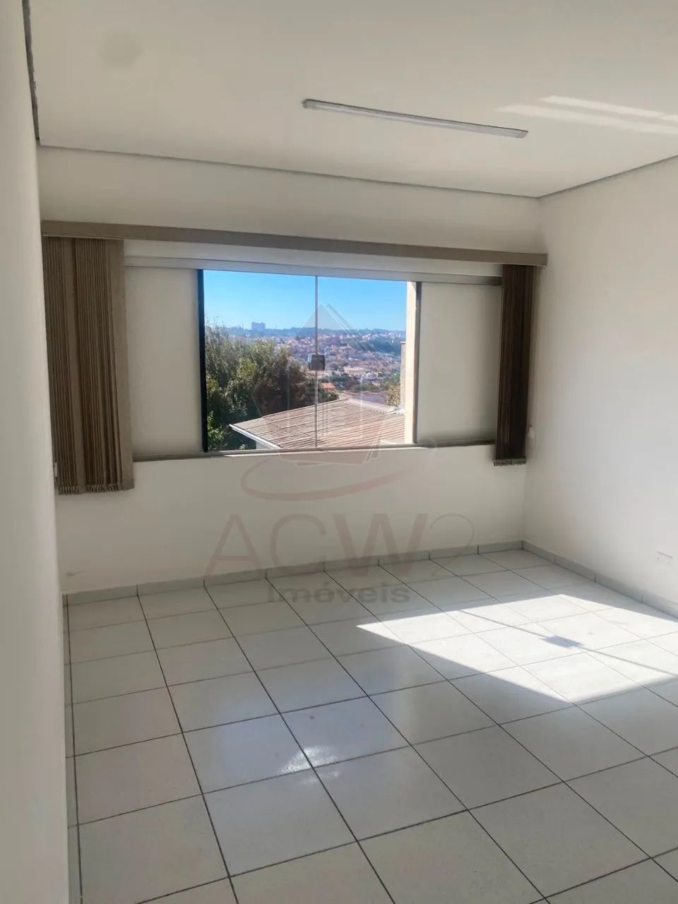 SALA COMERCIAL NO CENTRO COM 45M² DE 3 ESPAÇOS (1 COM AR CONDICIONADO), COPINHA E BANHEIRO