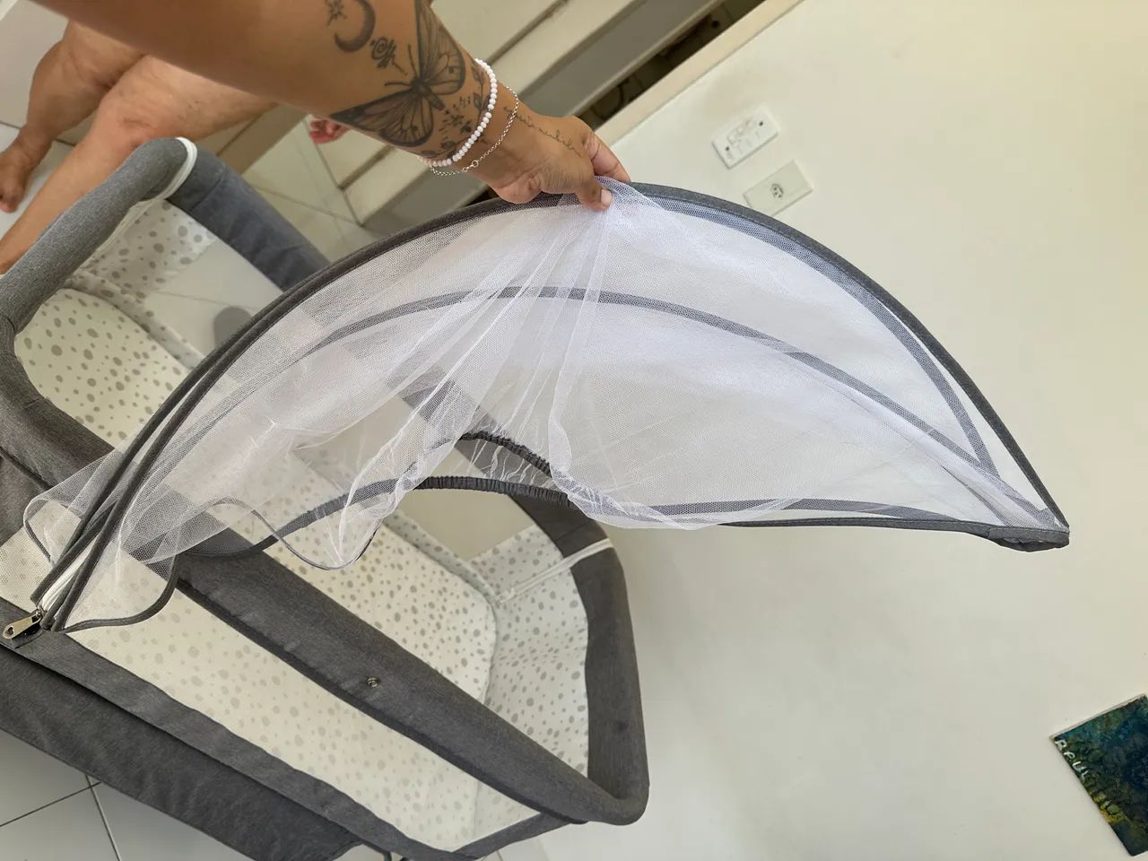 Berço Portátil Moises Co-bed Com Balanço Mosquiteiro e Cesto Cinza - Kababy - Foto 4