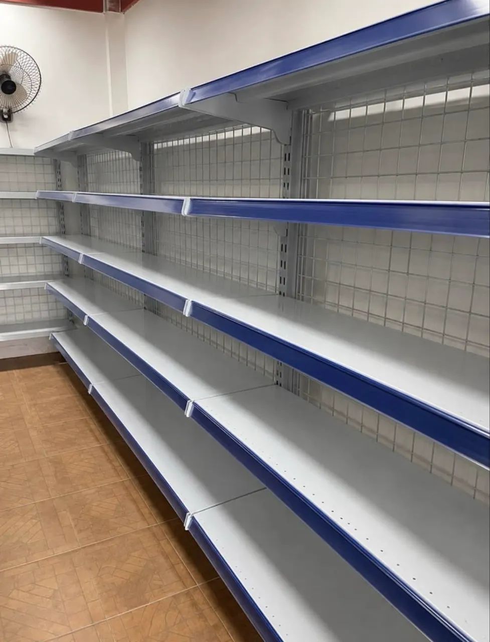GÔNDOLA DE PAREDE SEMI NOVA 