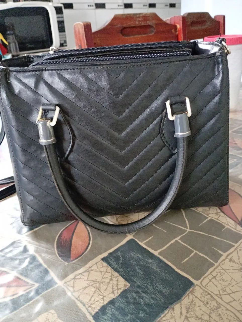 Bolsa usada, com marcas de uso