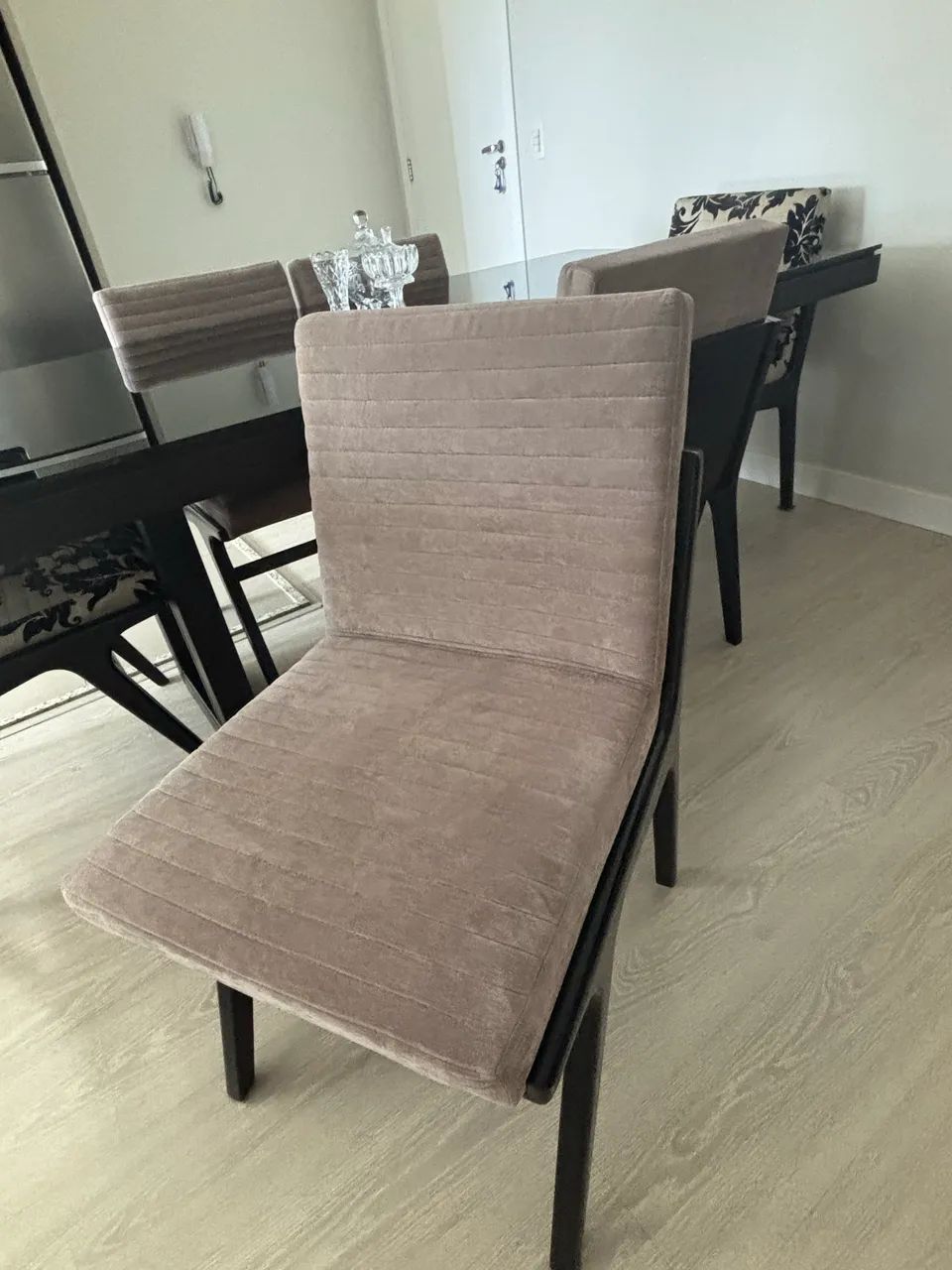 Vendo mesa com 6 cadeiras estofadas lindas - Foto 3