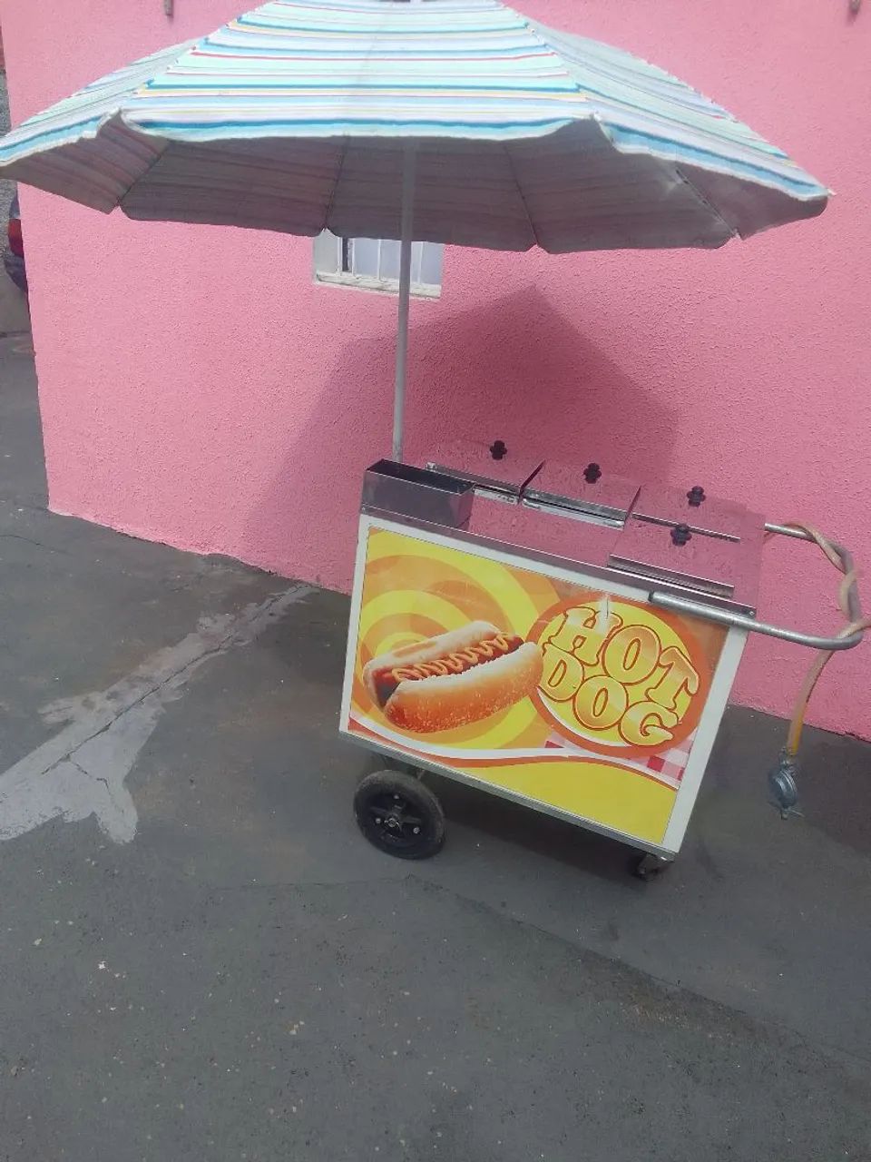 Carrinho de cachorro quente.