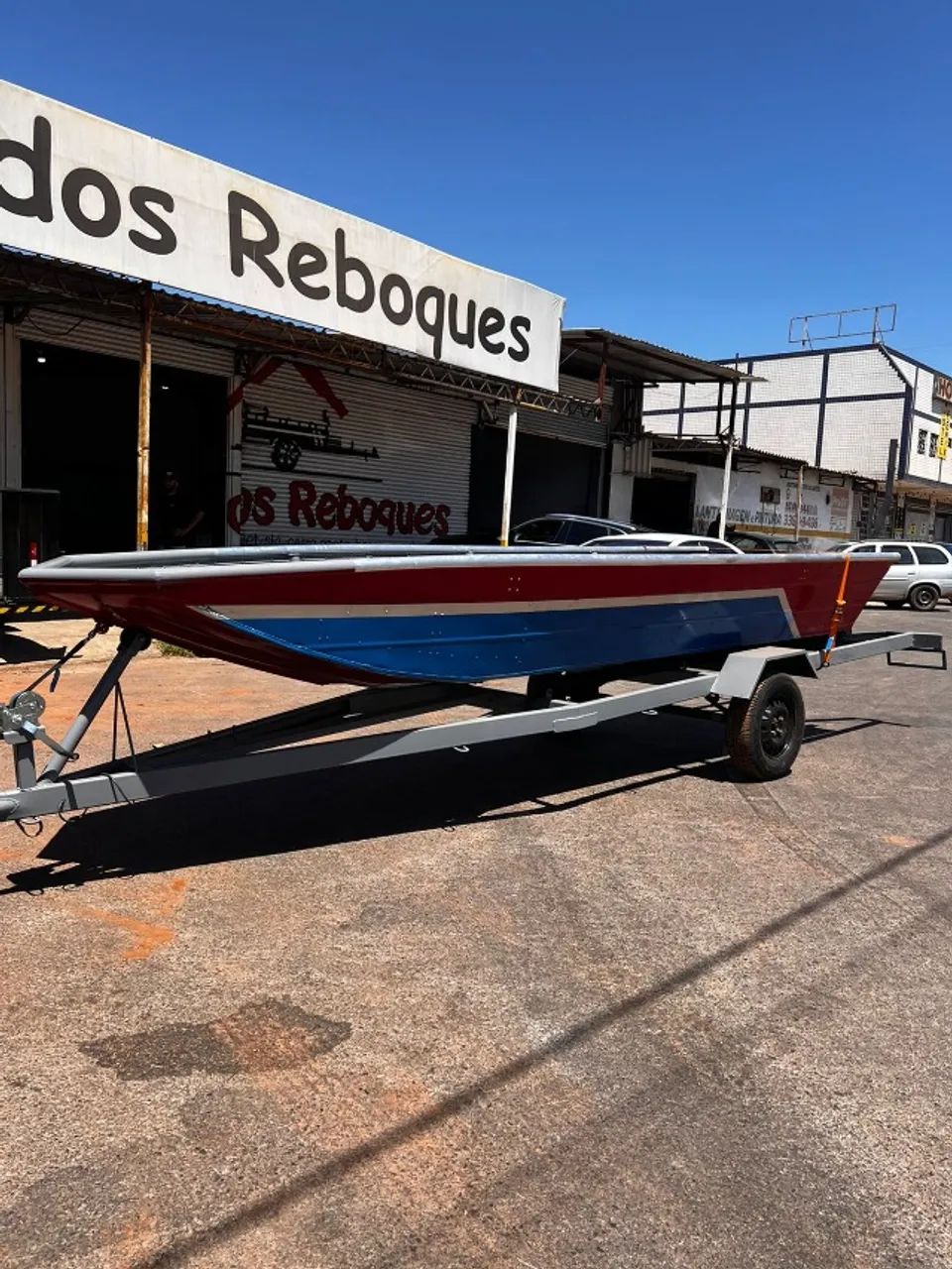 Canoa Soldada Modelo Compacto com Navegação Suave - A partir de 7.990,00