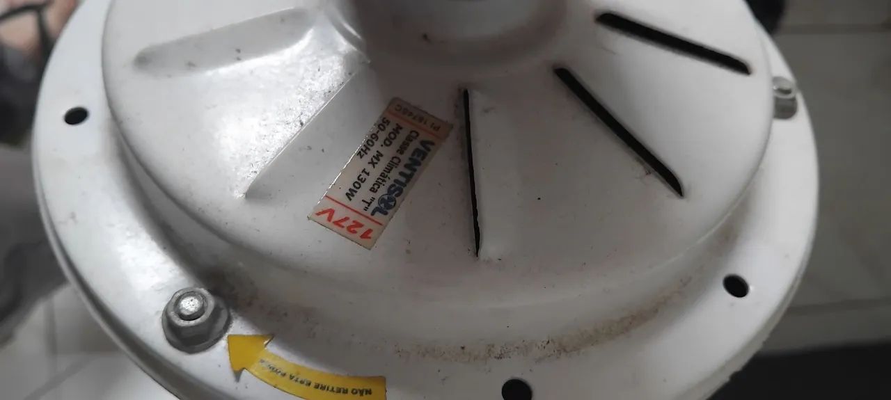 Ventilador de teto e caixas de som