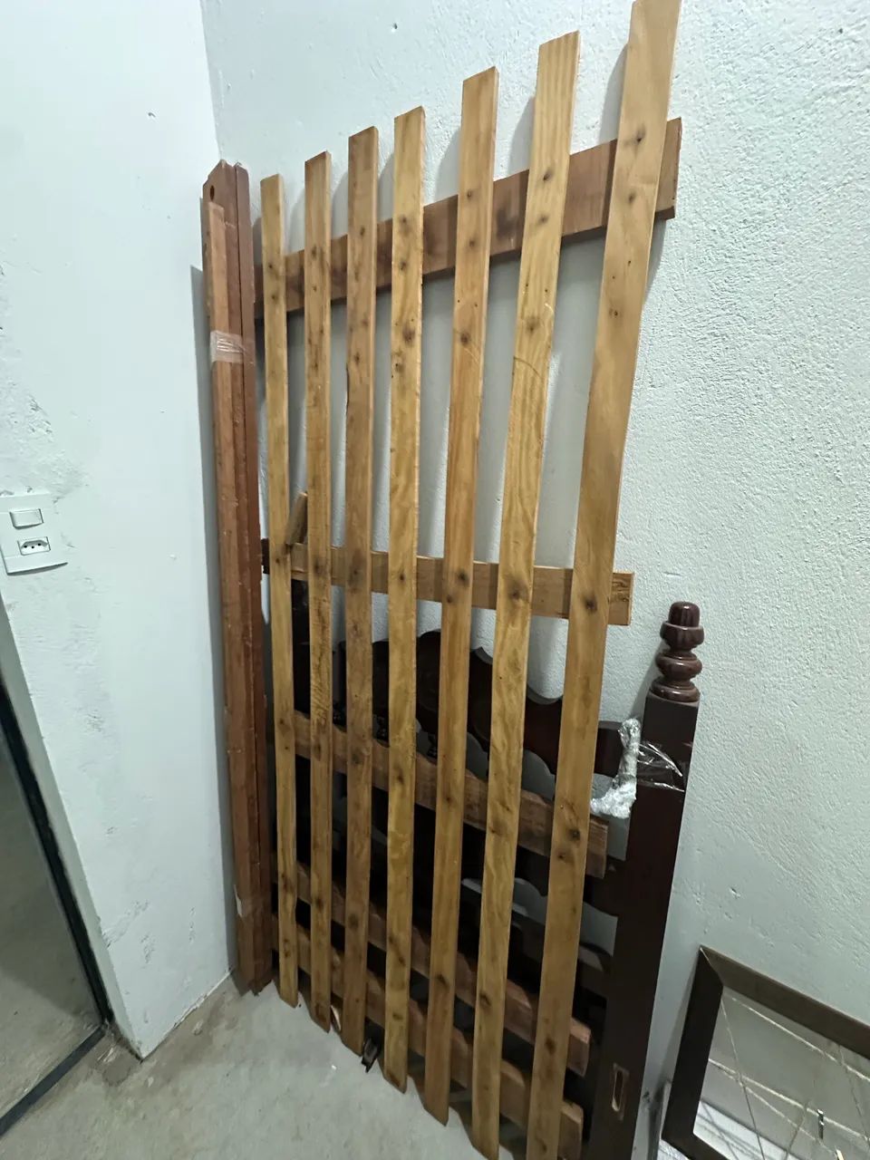 Conjunto cama (madeira maciça) + colchão de solteiro - Foto 5