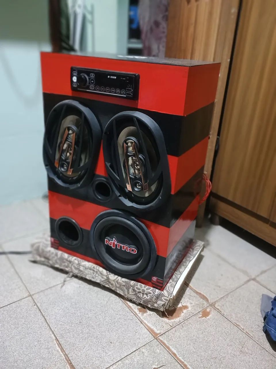 Vendo caixa Bob residencial Aprox=650w rms dá para colocar na mala do carro - Foto 6