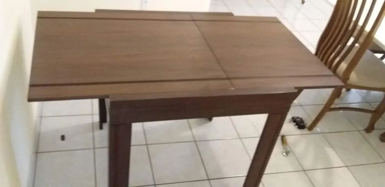 Mesa de madeira pra 4 cadeiras  - Foto 3