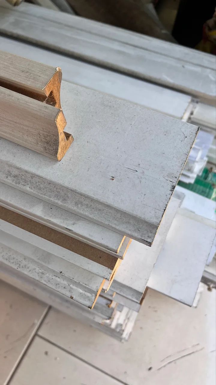 Rodapés novos com pequenas avarias  - Foto 2