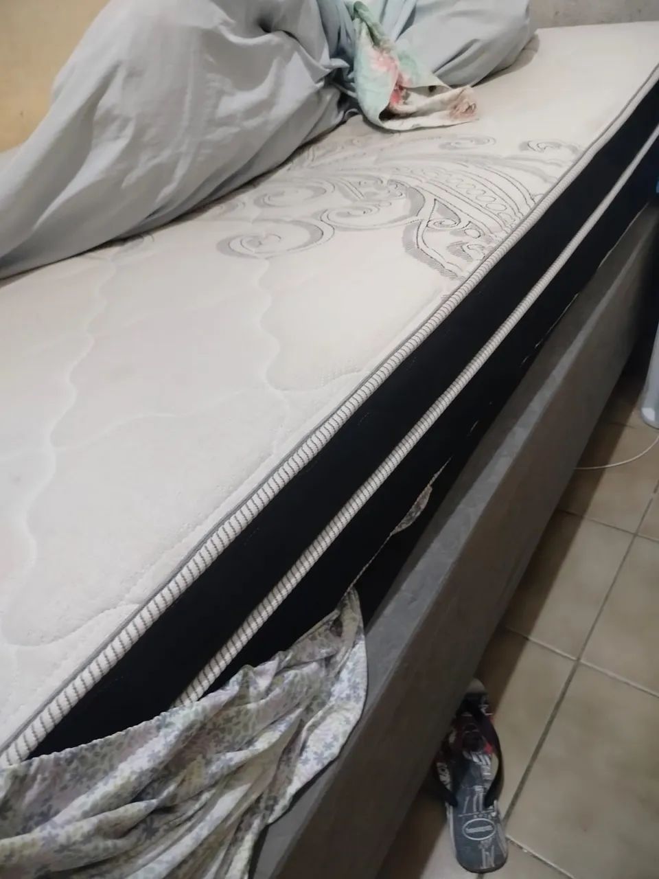 Cama e guarda-roupa 