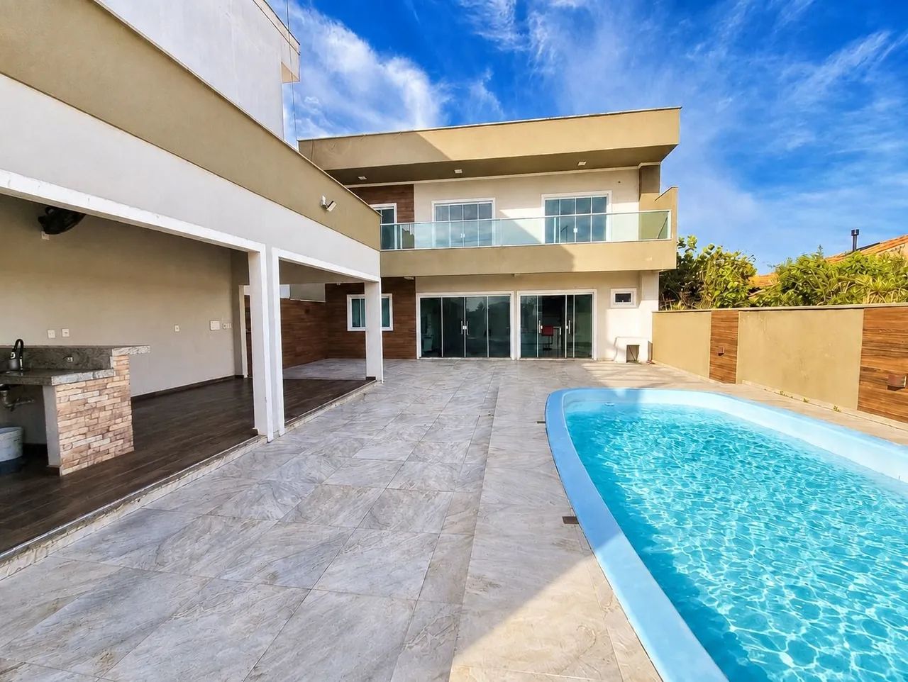 Casa com piscina ao lado do Mar