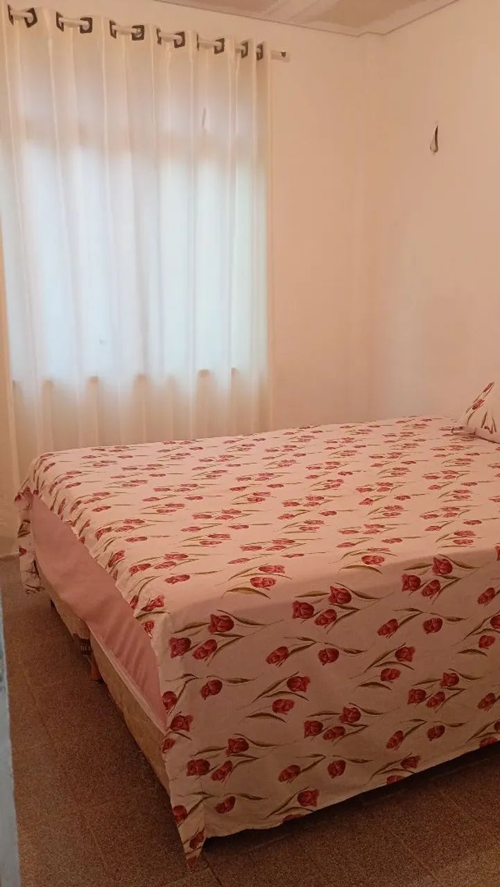 Aluga-se um quarto para moças.