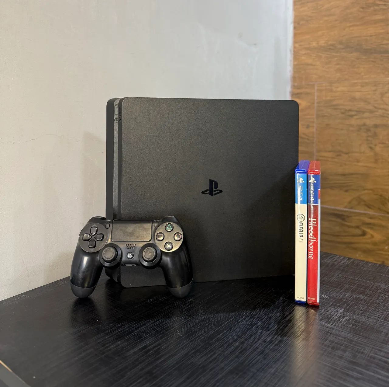 PS4 Slim - 500GB + 2 Jogos 