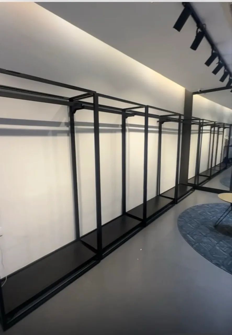 Arara para Loja de Roupa Preta Premium com Prateleira (1,24m) - Tatuapé
