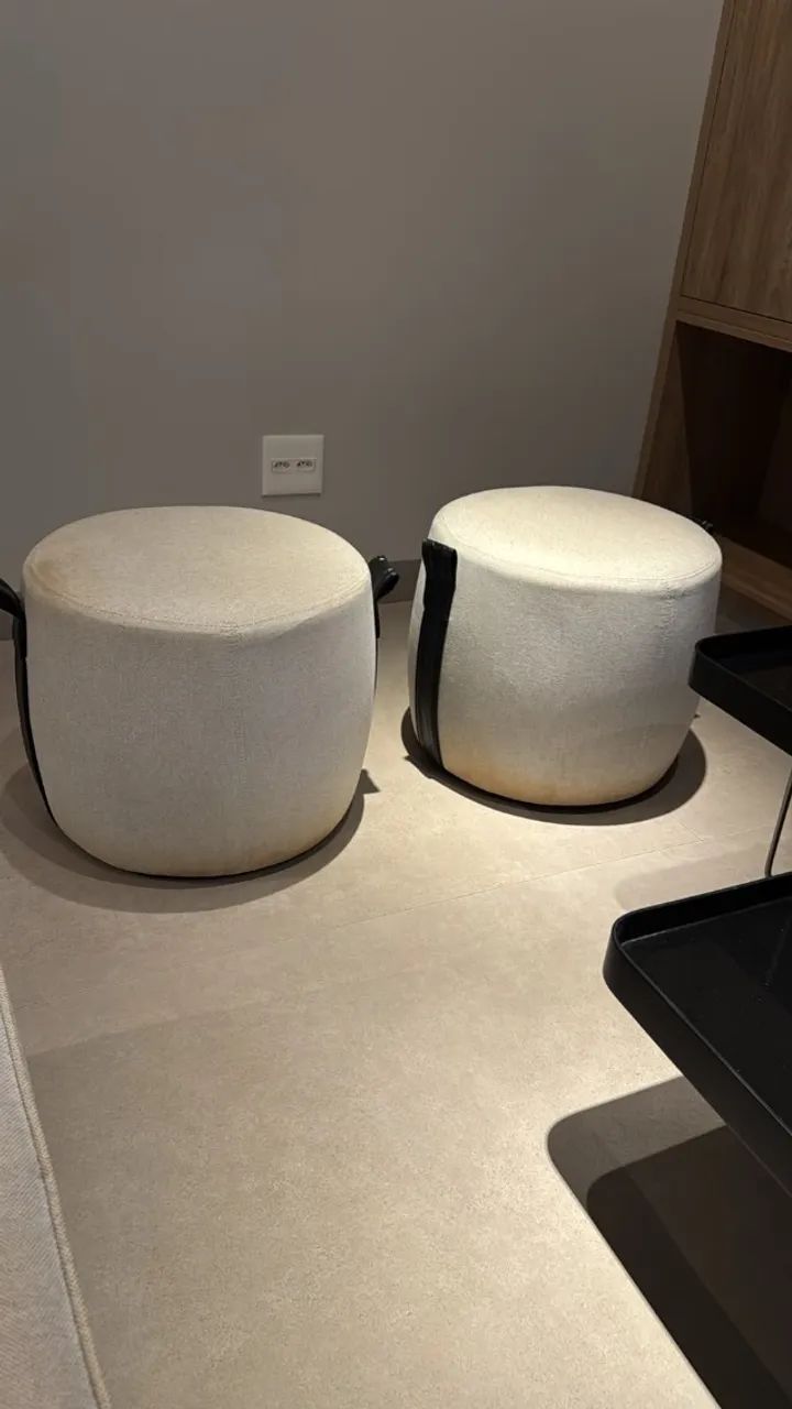OPORTUNIDADE SOFÁ E PUFFS PARA SALA - Foto 2