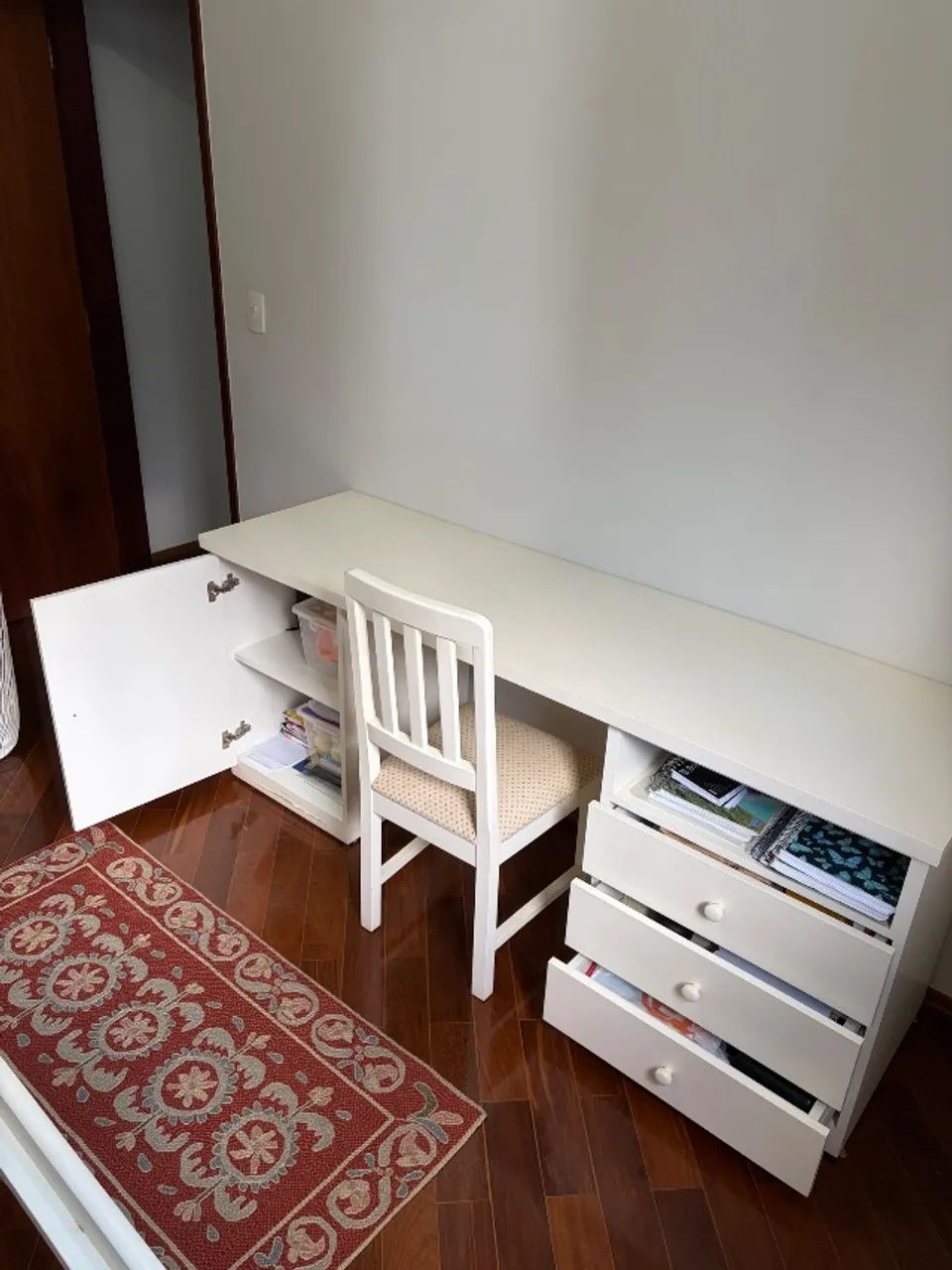 Escrivaninha branca com cadeira - Foto 3