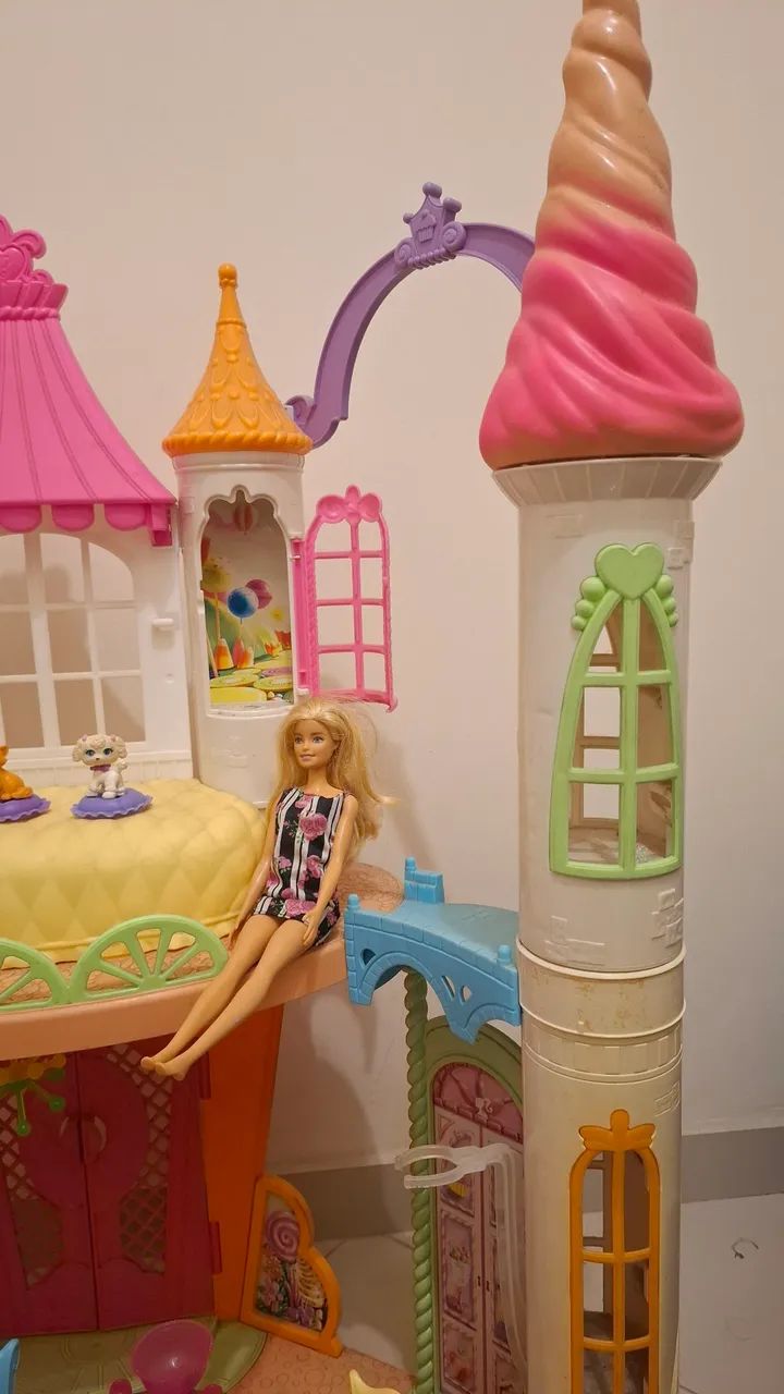 Castelo Barbie com bonecas e acessórios - Foto 4